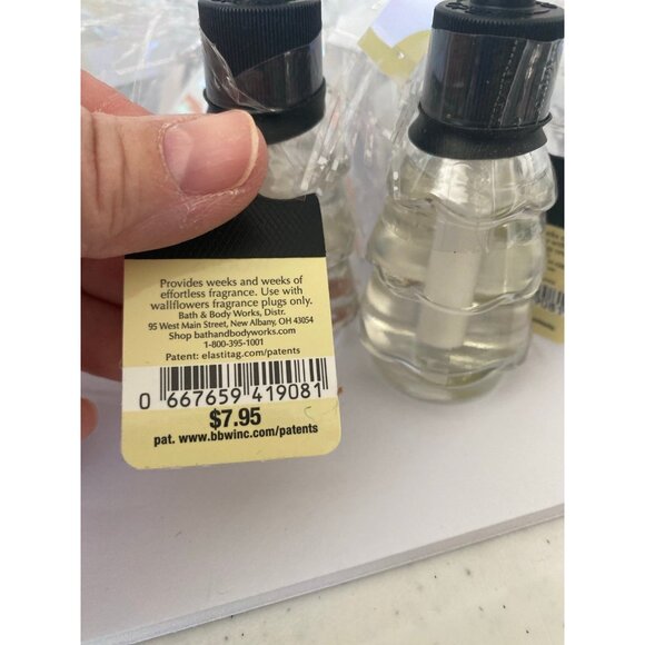 Bath & Body Works Limited Edition Tree Shape ”Iced Vanilla Woods” 2 Wallflowers - Picture 5 of 5